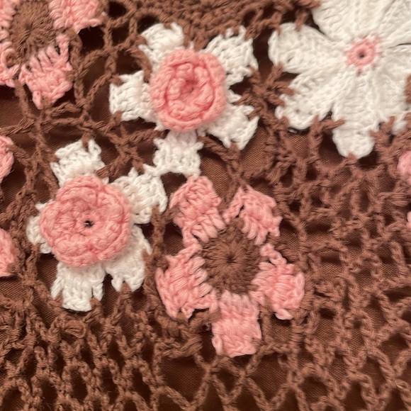 INC BROWN CROCHET TOP WITH PINK & WHITE FLOWERS, SPAGHETTI STRAPES. SIZE LARGE - Picture 2 of 5